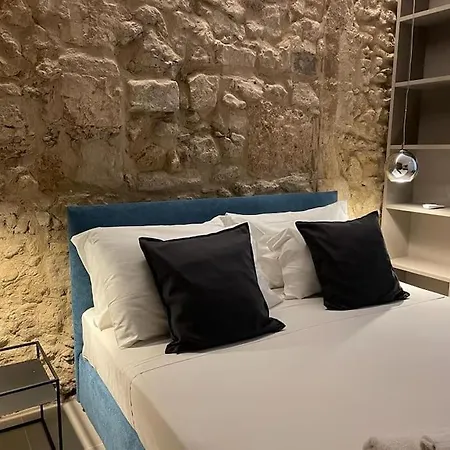 Esperetusa House *